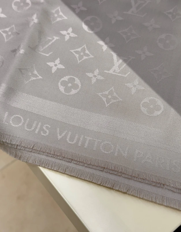 Louis Vuitton Monogram Classic Shawl M96983 2