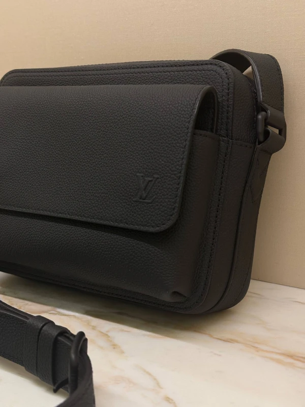 Louis Vuitton Boarding Messenger M15265 4