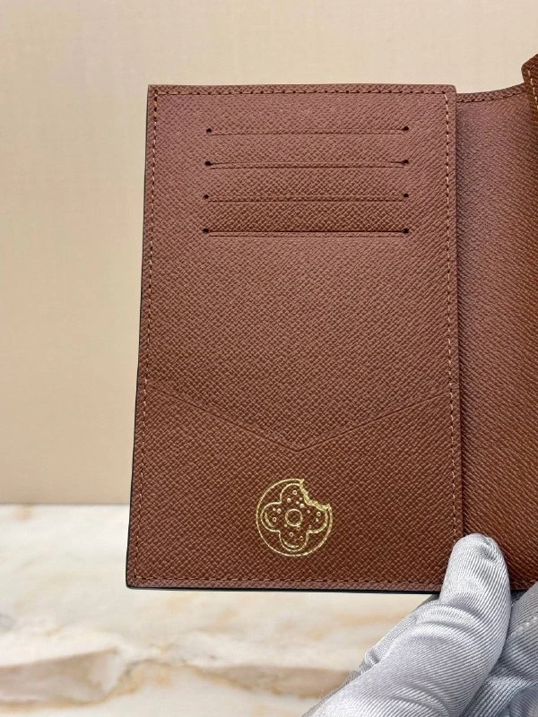 Louis Vuitton Passport cover M28281 4