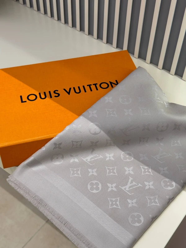 Louis Vuitton Monogram Classic Shawl M96983 4