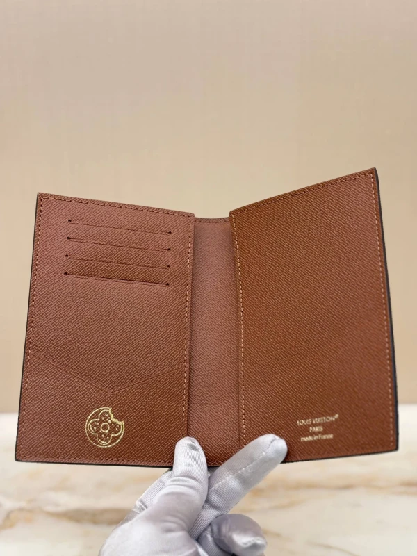 Louis Vuitton Passport cover M28281 3