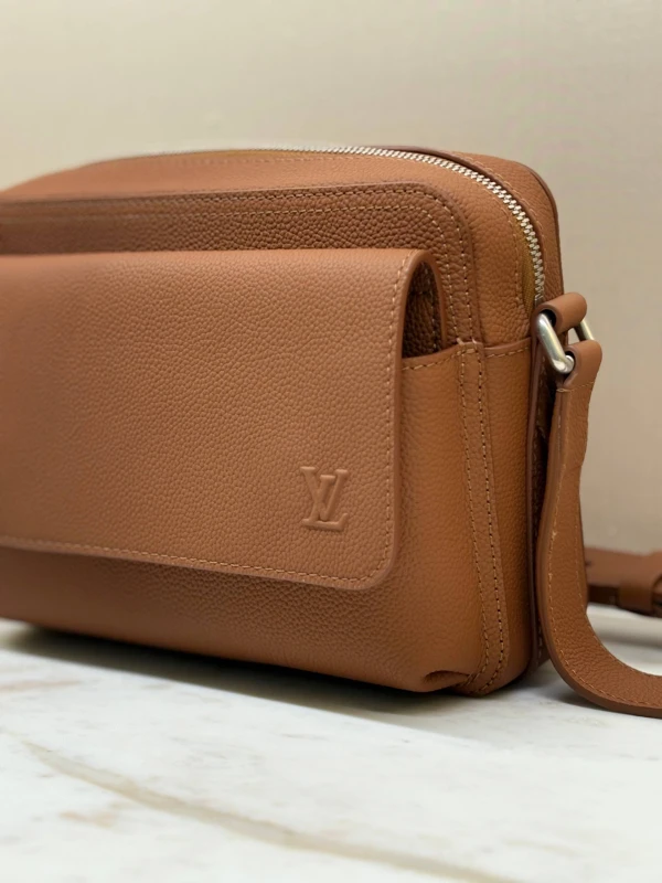 Louis Vuitton Boarding Messenger M25981 3