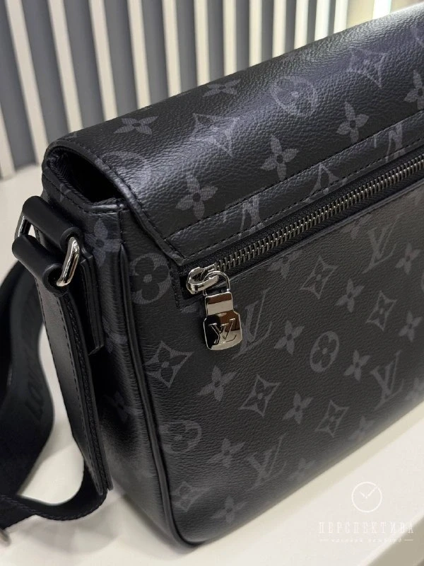 Louis Vuitton District PM M46255 9