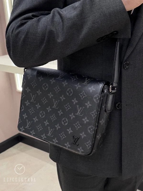 Louis Vuitton District PM M46255 8
