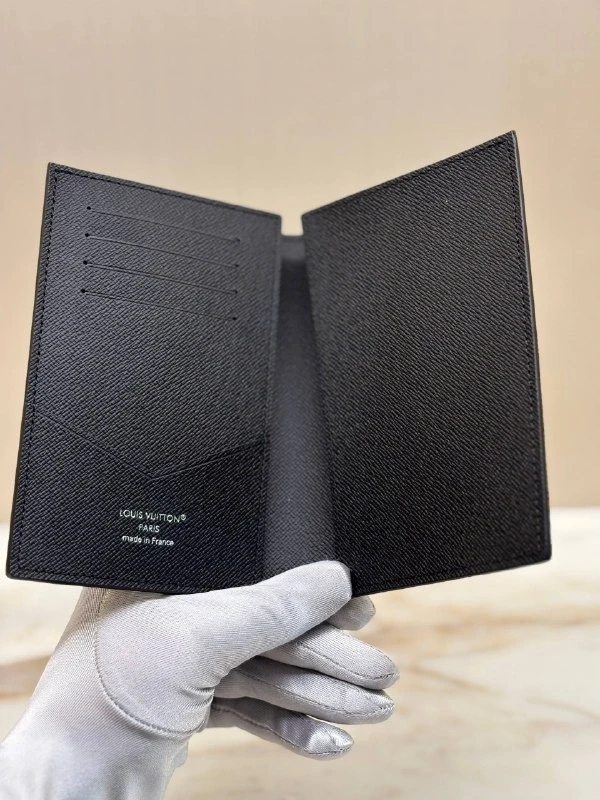 Louis Vuitton Passport cover N64411 5