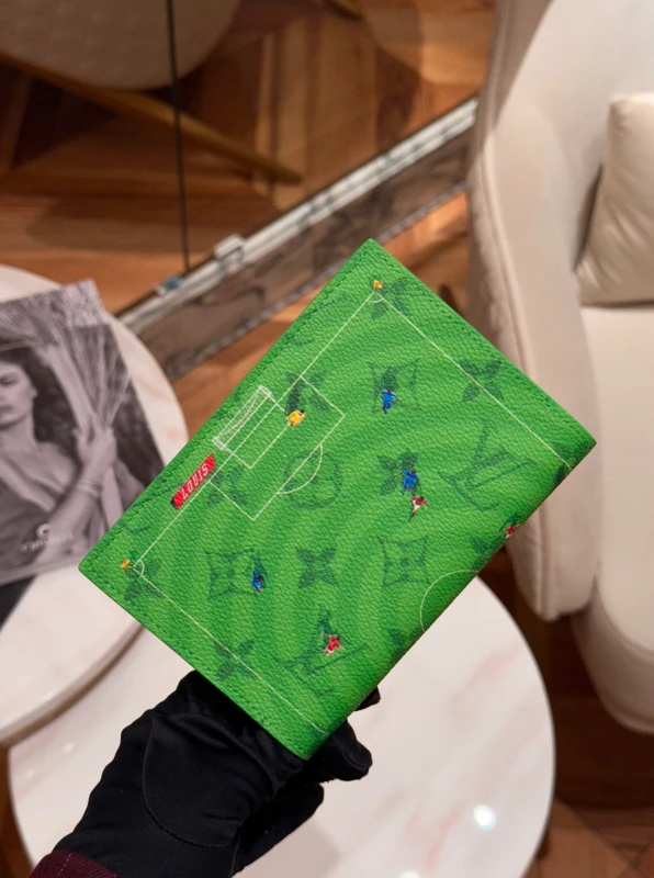 Louis Vuitton Passport Cover M26794 8