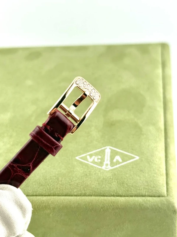 Van Cleef & Arpels VCARO8WS00 9