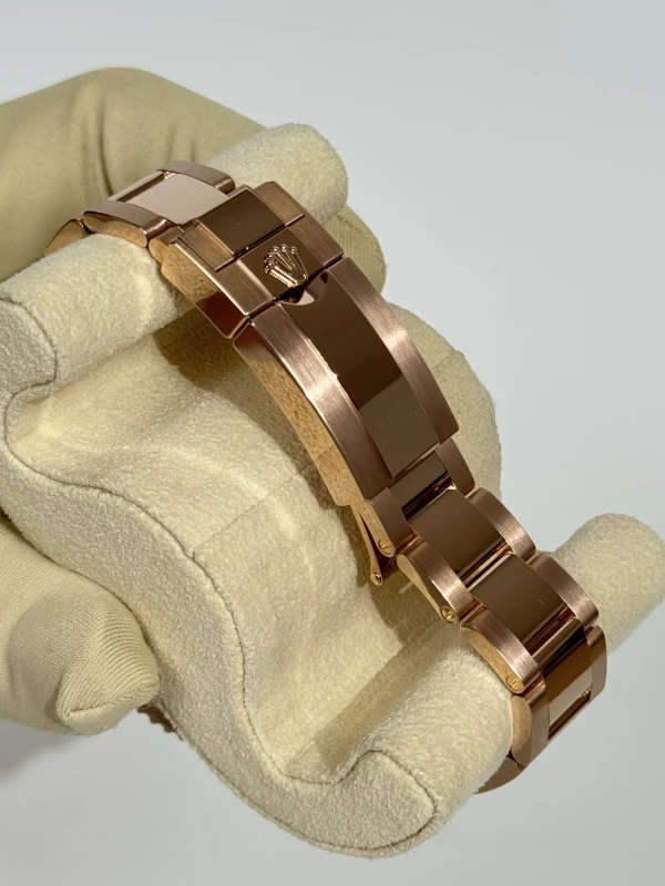 Rolex 40 mm, Everose gold 126715CHNR-0001 4