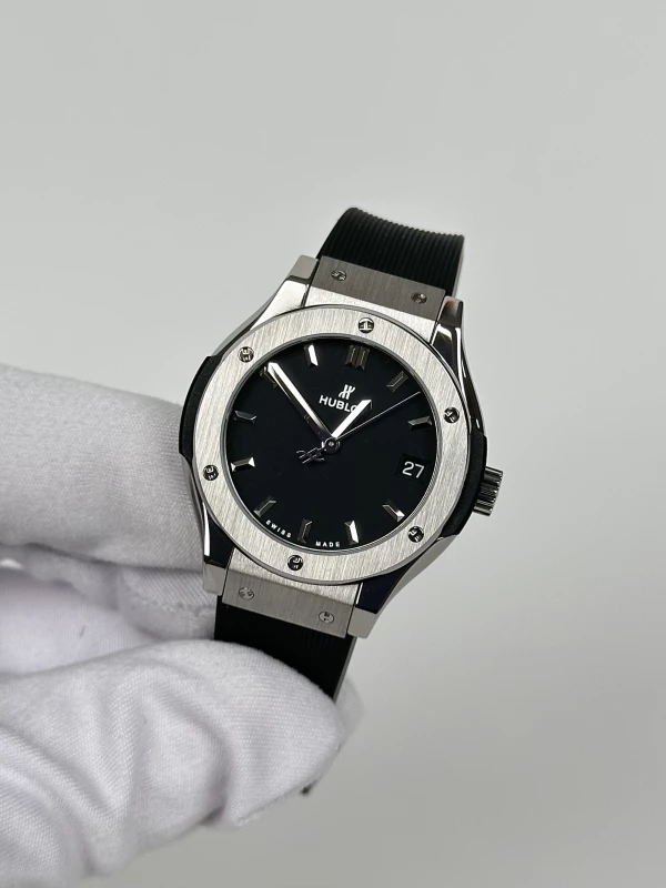 Hublot 33 MM Quartz Titanium 581.NX.1171.RX 4