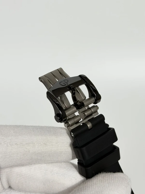 Girard Perregaux 42 mm 81010-32-631-FK6A 6