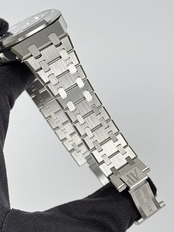Audemars Piguet Royal Oak Selfwinding Chronograph 38 mm 26715ST.ZZ.1356ST.01 6