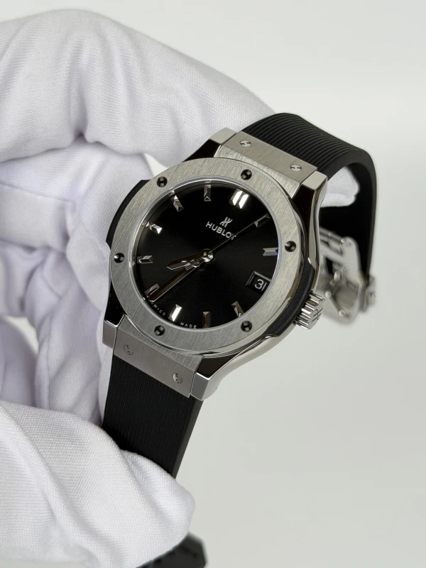 Hublot 33 MM Quartz Titanium 581.NX.1470.RX 3