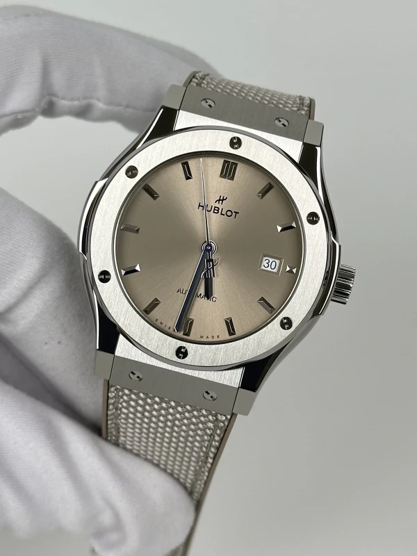 Hublot CLASSIC FUSION ESSENTIAL TAUPE 542.NX.4610.NR.HEC25 4
