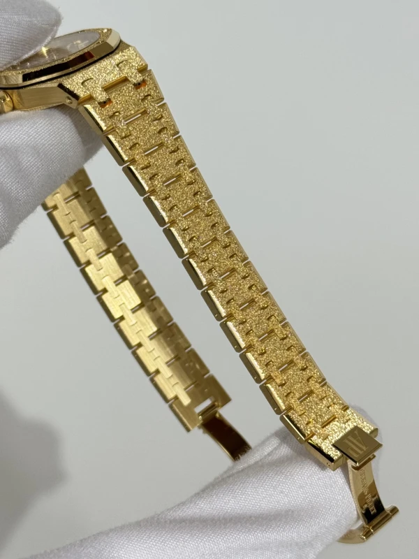 Audemars Piguet MINI FROSTED GOLD 67630BA.GG.1312BA.01 3