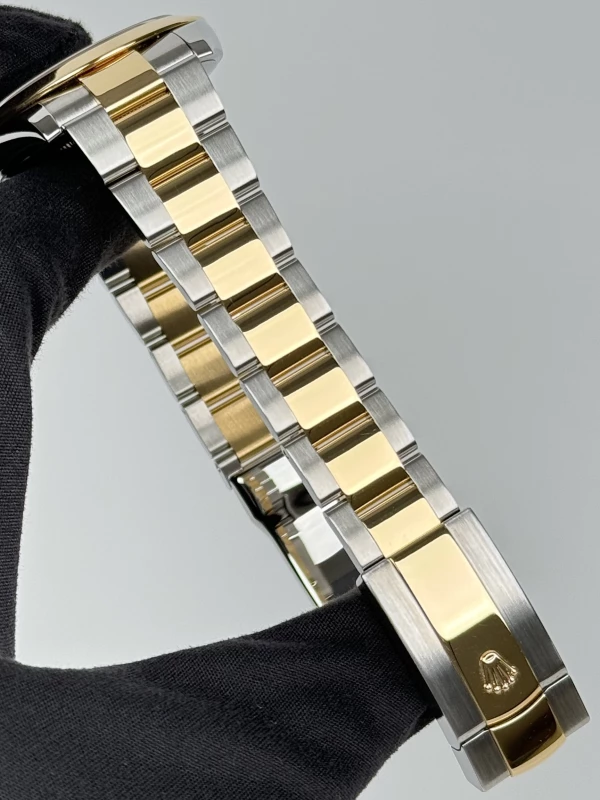 Rolex 41 mm, steel and yellow gold 126303-0015 5