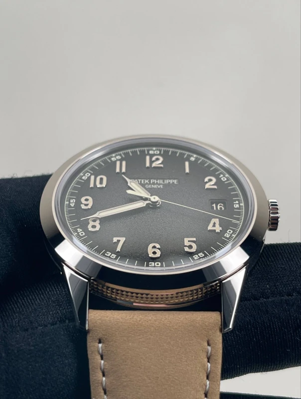 Patek Philippe Calatrava 5226G-001 5