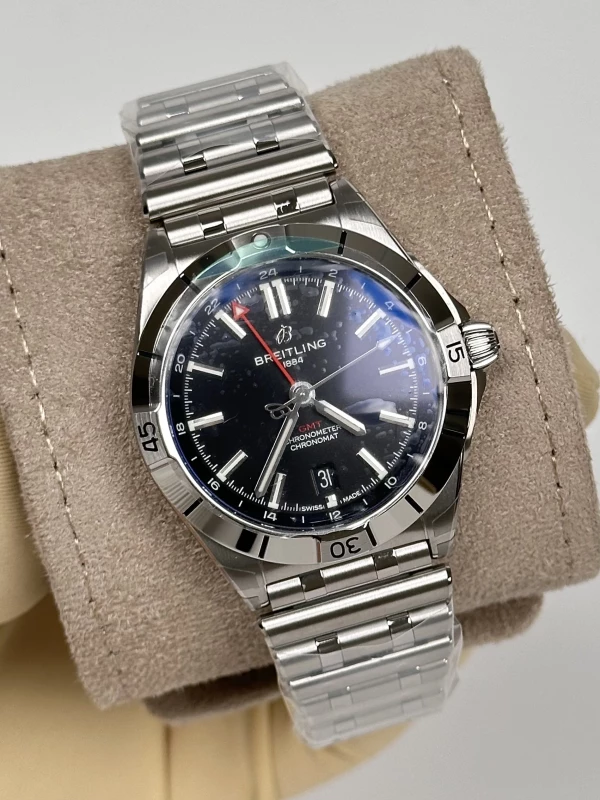 Breitling AUTOMATIC GMT 40 A32398101B1A1 3