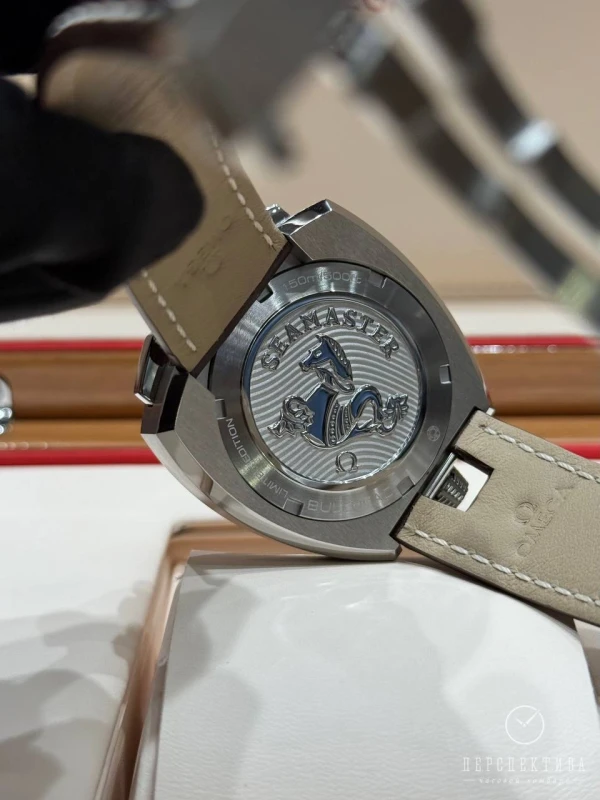 Omega Bullhead Co-Axial Chronograph 43 x 43 mm 225.12.43.50.04.001 2