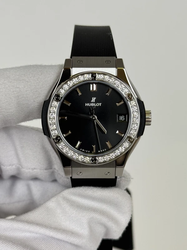 Hublot 33 MM Quartz Titanium 581.NX.1470.RX.1104 2