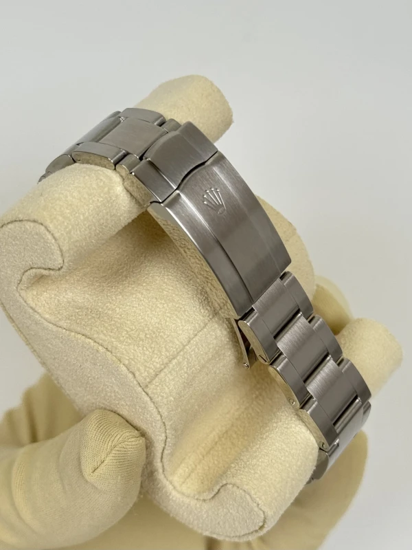 Rolex Perpetual 36 126000-0005 4