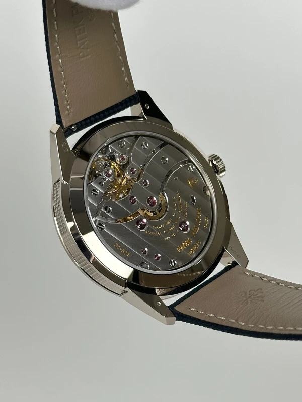Patek Philippe 8-DAY POWER RESERVE. INSTANTANEOUS DAY AND DATE. 5328G-001 9