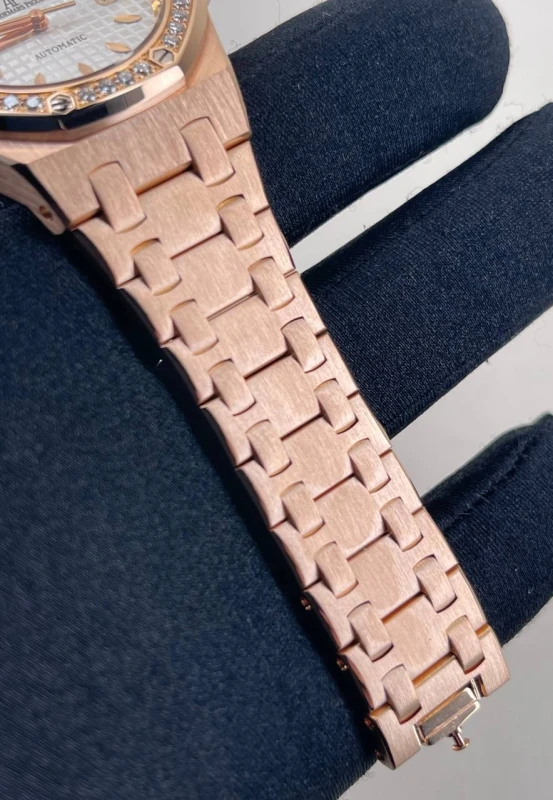 Audemars Piguet Royal Oak Quartz Gold 67621OR.ZZ.D010CA.01 7