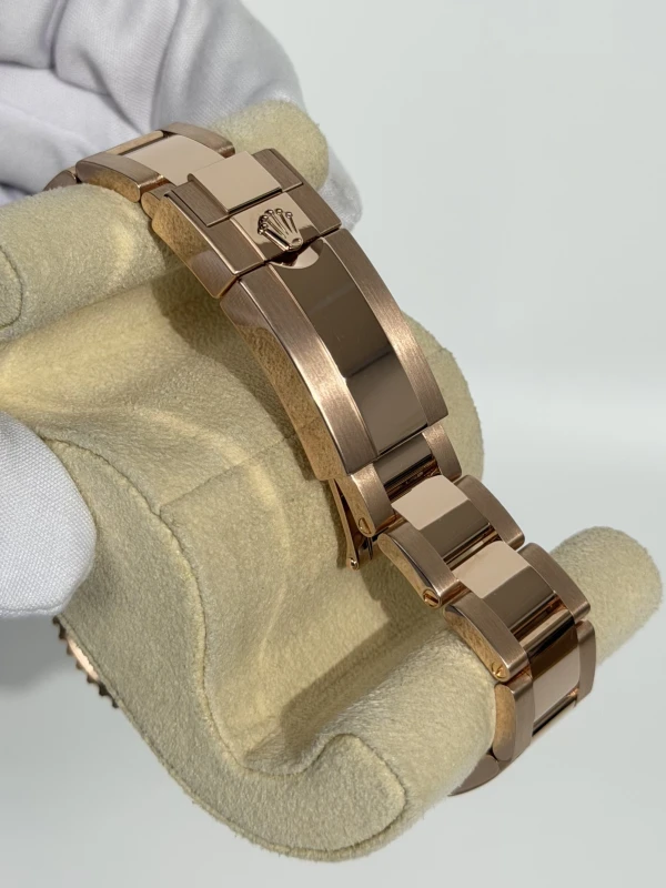 Rolex 40 mm, Everose gold 126715CHNR-0001 4