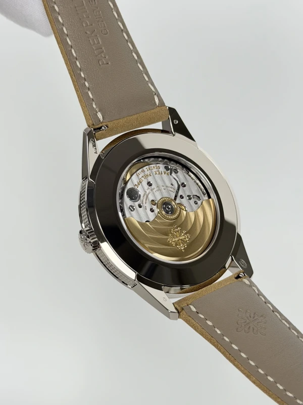 Patek Philippe Calatrava 5226G-001 7