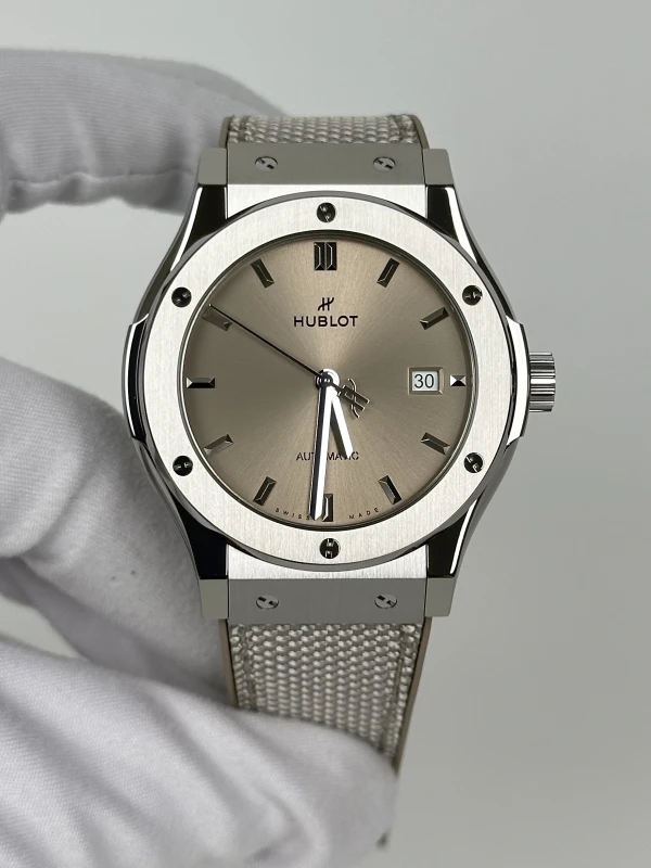 Hublot CLASSIC FUSION ESSENTIAL TAUPE 542.NX.4610.NR.HEC25 2