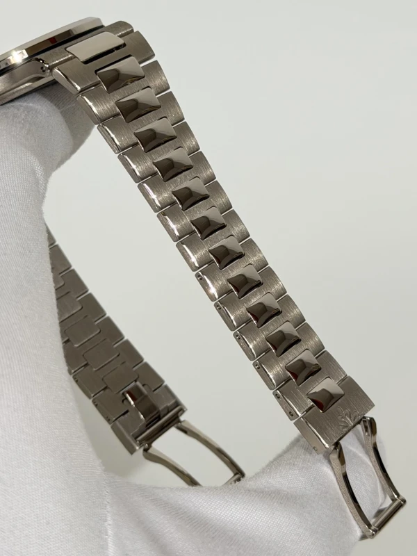 Patek Philippe NAUTILUS 5811/1G-001 3