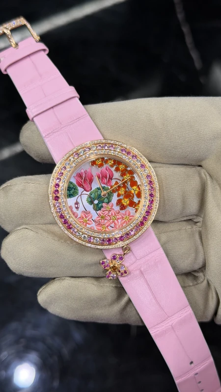 Van Cleef &amp; Arpels Extraordinaire Amour VCARO4JW00 3