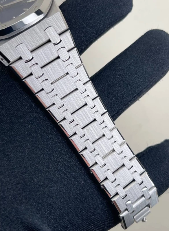Audemars Piguet Royal Oak Limited 15503BC.OO.1220BC.01 6