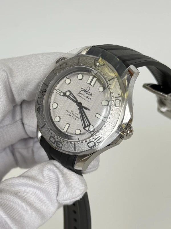 Omega DIVER 300M 210.32.42.20.06.002 4