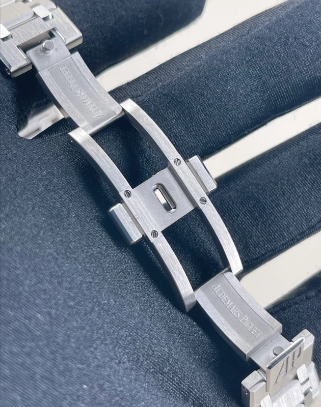 Audemars Piguet Royal Oak Jumbo Extra-Thin "50th Anniversary" 39 mm 16202ST.OO.1240ST.01 6