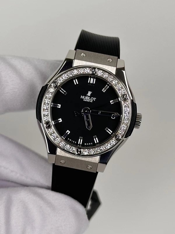 Hublot 33 MM Quartz Titanium 581.NX.1170.RX.1104 4