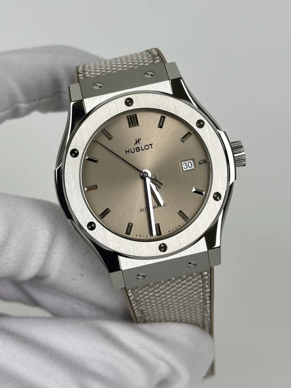 Hublot CLASSIC FUSION ESSENTIAL TAUPE 542.NX.4610.NR.HEC25 3