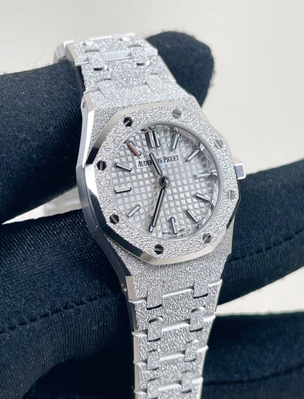 Audemars Piguet ROYAL OAK MINI FROSTED GOLD 67630BC.GG.1312BC.01-C 3