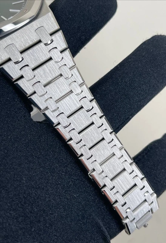 Audemars Piguet Extra-Thin Royal Oak 'Jumbo' 15202PT.OO.1240PT.01 7