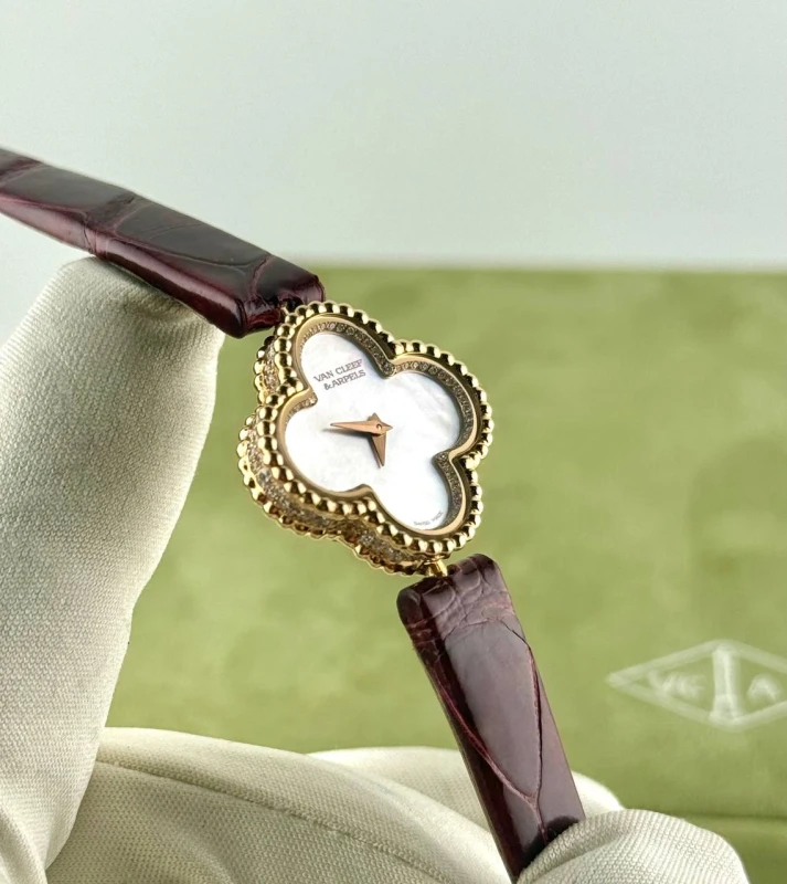 Van Cleef & Arpels VCARO8WS00 3