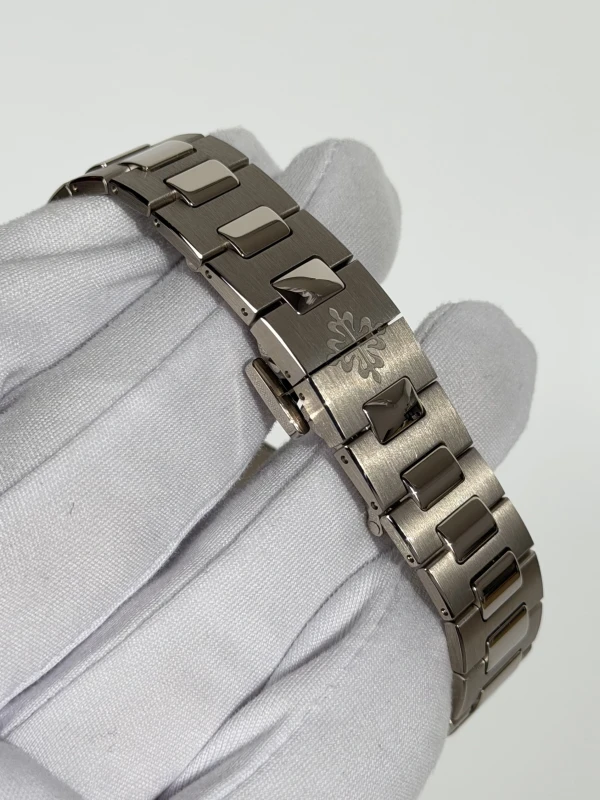 Patek Philippe 7010/1G-013 4