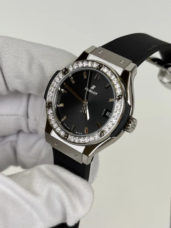 Hublot 33 MM Quartz Titanium 581.NX.1470.RX.1104 4