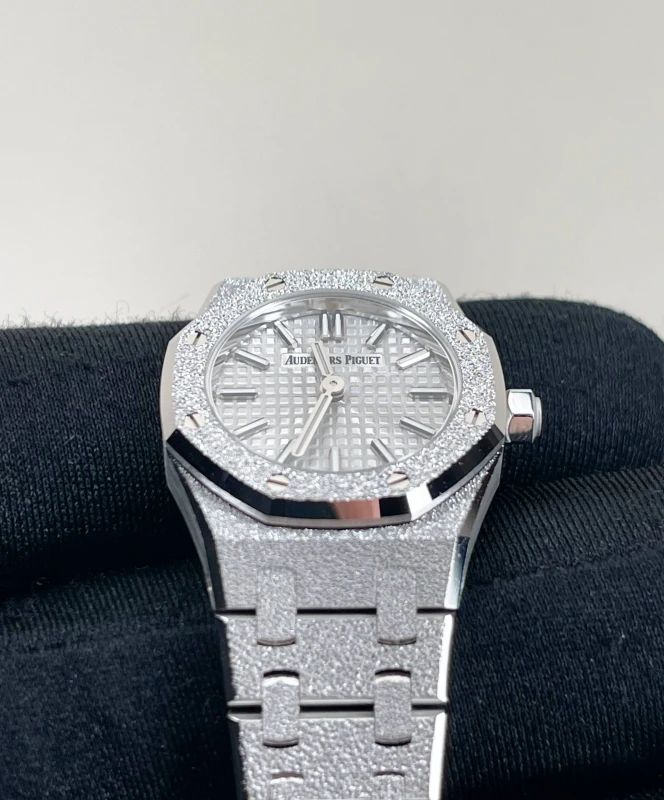Audemars Piguet ROYAL OAK MINI FROSTED GOLD 67630BC.GG.1312BC.01-C 4