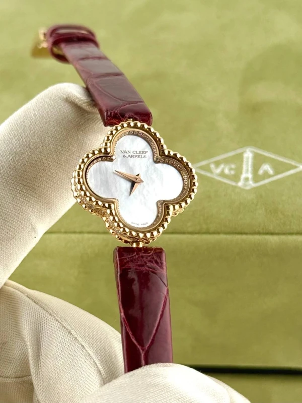 Van Cleef & Arpels VCARO8WS00 2