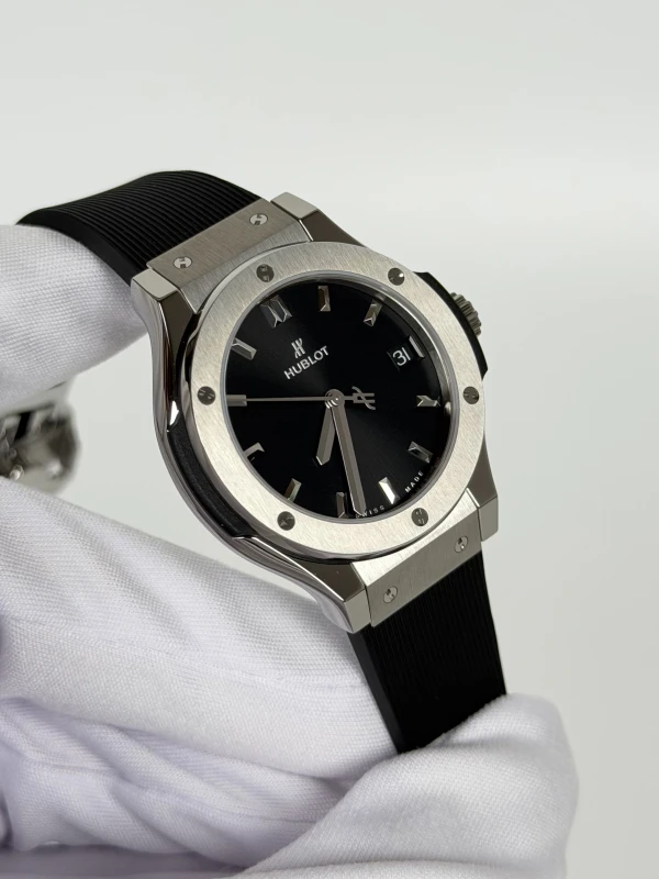 Hublot 33 MM Quartz Titanium 581.NX.1470.RX 2