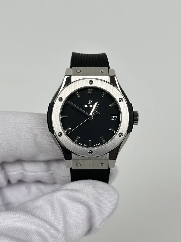 Hublot 33 MM Quartz Titanium 581.NX.1171.RX 2