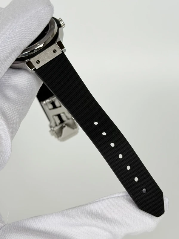 Hublot 33 MM Quartz Titanium 581.NX.1470.RX 4