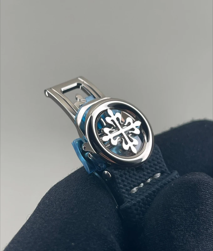 Patek Philippe 8-DAY POWER RESERVE. INSTANTANEOUS DAY AND DATE. 5328G-001 7