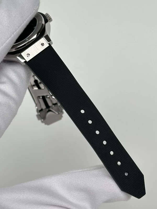 Hublot 33 MM Quartz Titanium 581.NX.1171.RX 7