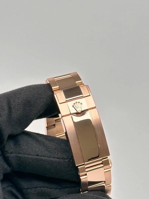 Rolex 40 mm, Everose gold 126715CHNR-0001 7