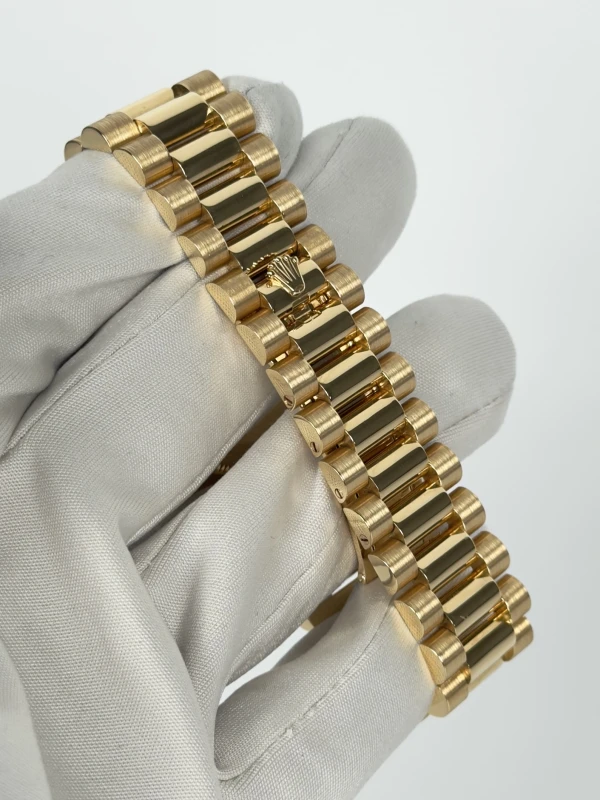 Rolex II 41mm Yellow Gold 218238 chip 3